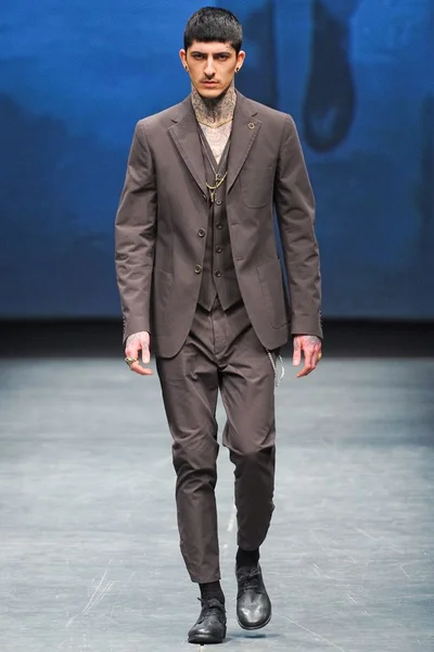 Look 10